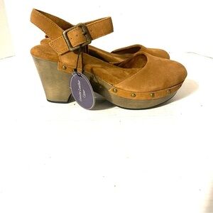 White Mountain Tan Platform Sandals